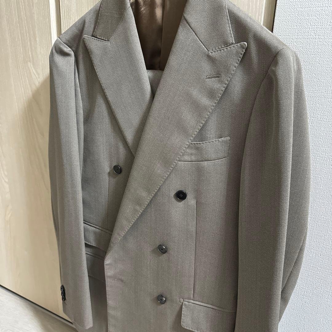 ユニバーサルランゲージ　カノニコカバード　ベージュダブルスーツ