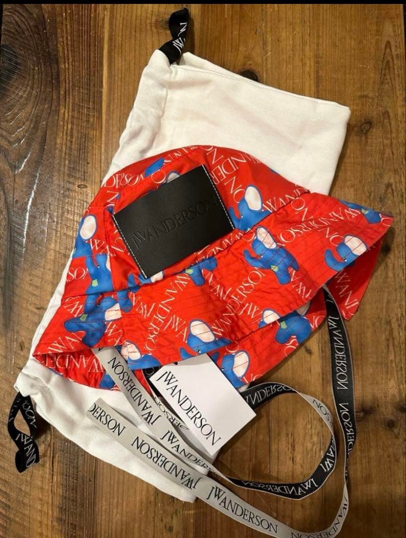 JW ANDERSON 完売品　赤色ハット