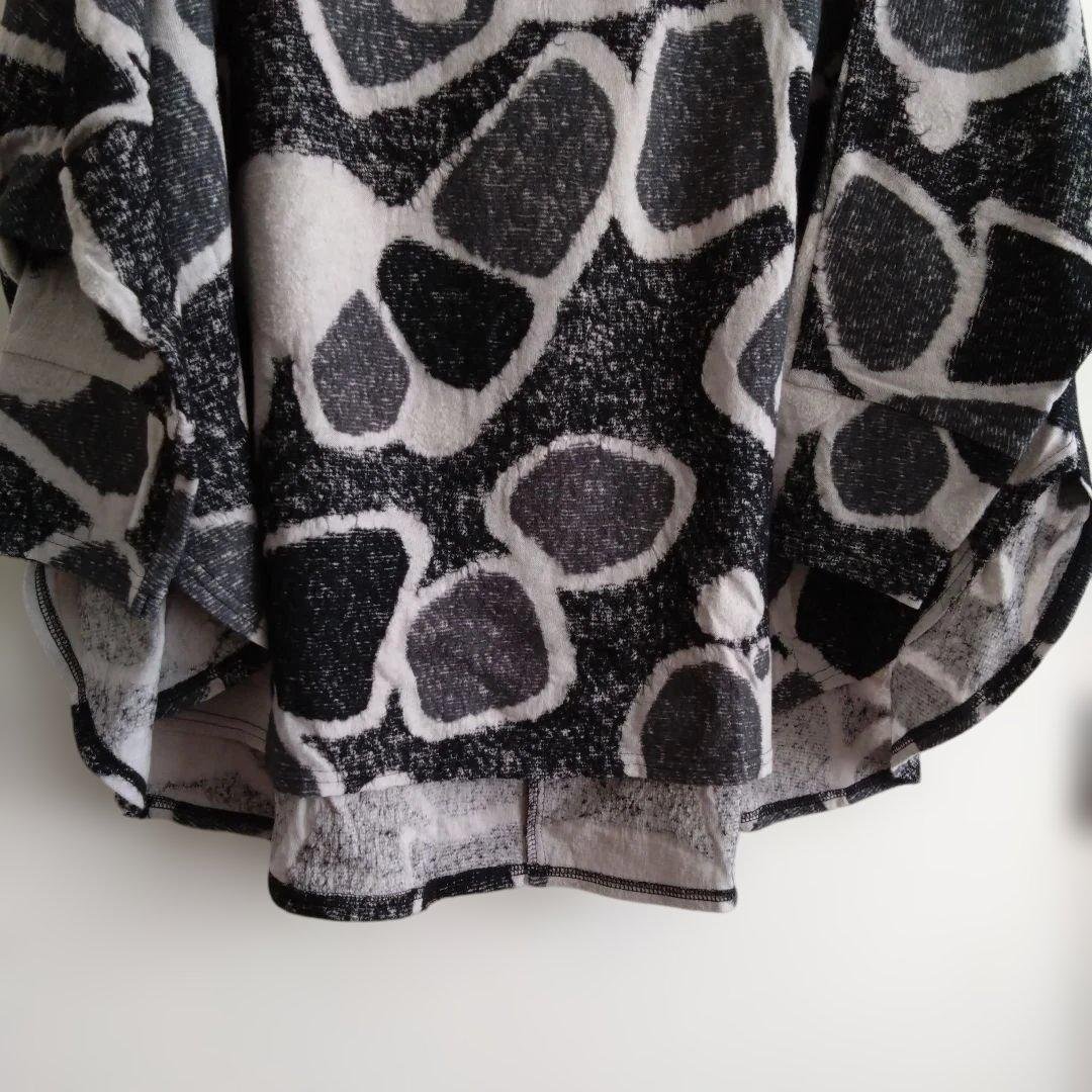 【新品】FUGAFUGA　黒と薄いグレー色の抽象模様 長袖チュニック　F