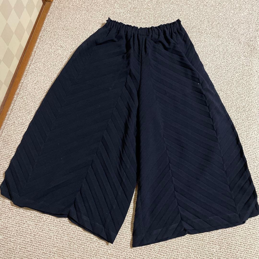 イッセイミヤケ ミーのガウチョパンツ 濃紺です。