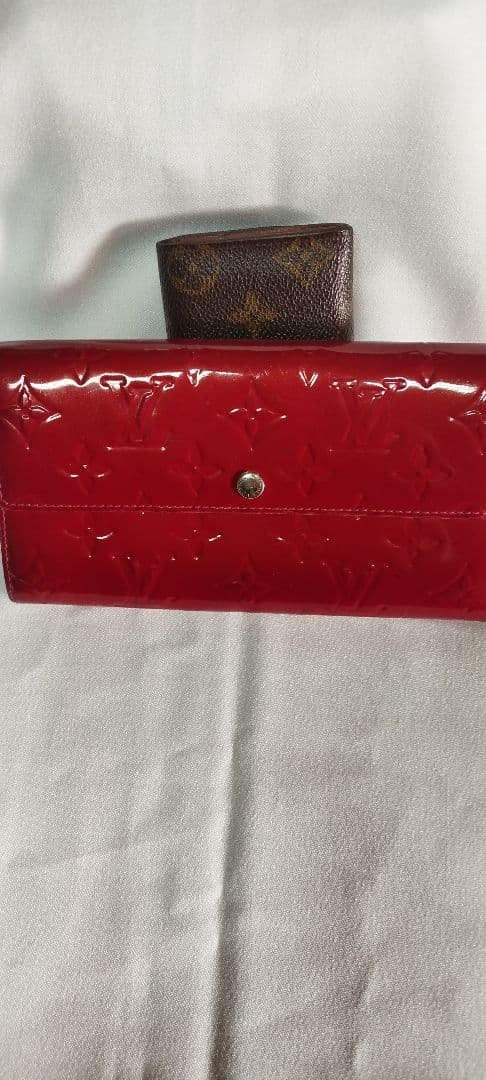 ルイヴィトン赤エナメル財布